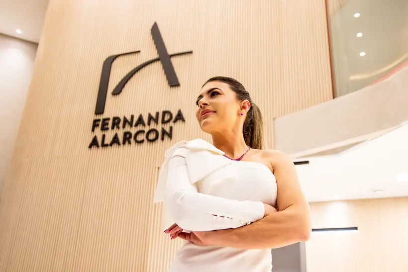 Dra. Fernanda Alarcon diante do letreiro com seu nome no Instituto Alarcon